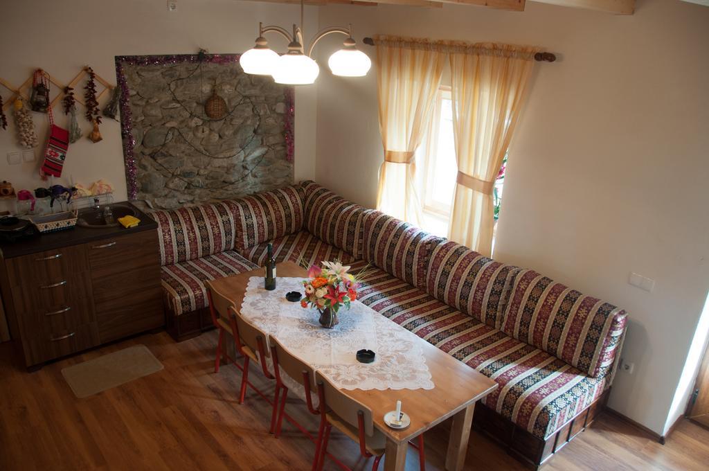 Aste Guesthouse Tropoje ภายนอก รูปภาพ