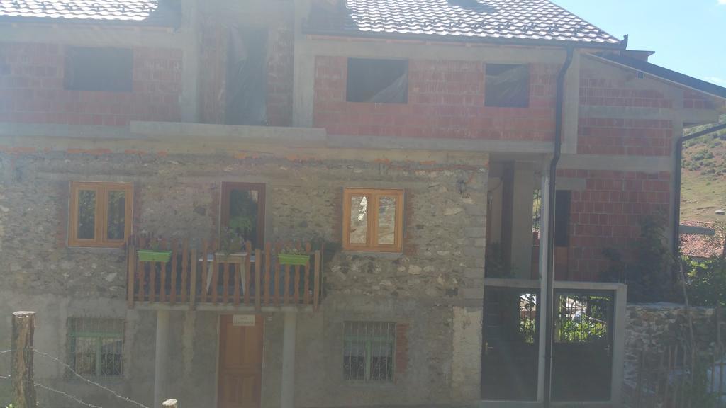 Aste Guesthouse Tropoje ภายนอก รูปภาพ